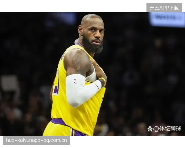 詹姆斯关键罚球定乾坤，湖人主场笑纳三分